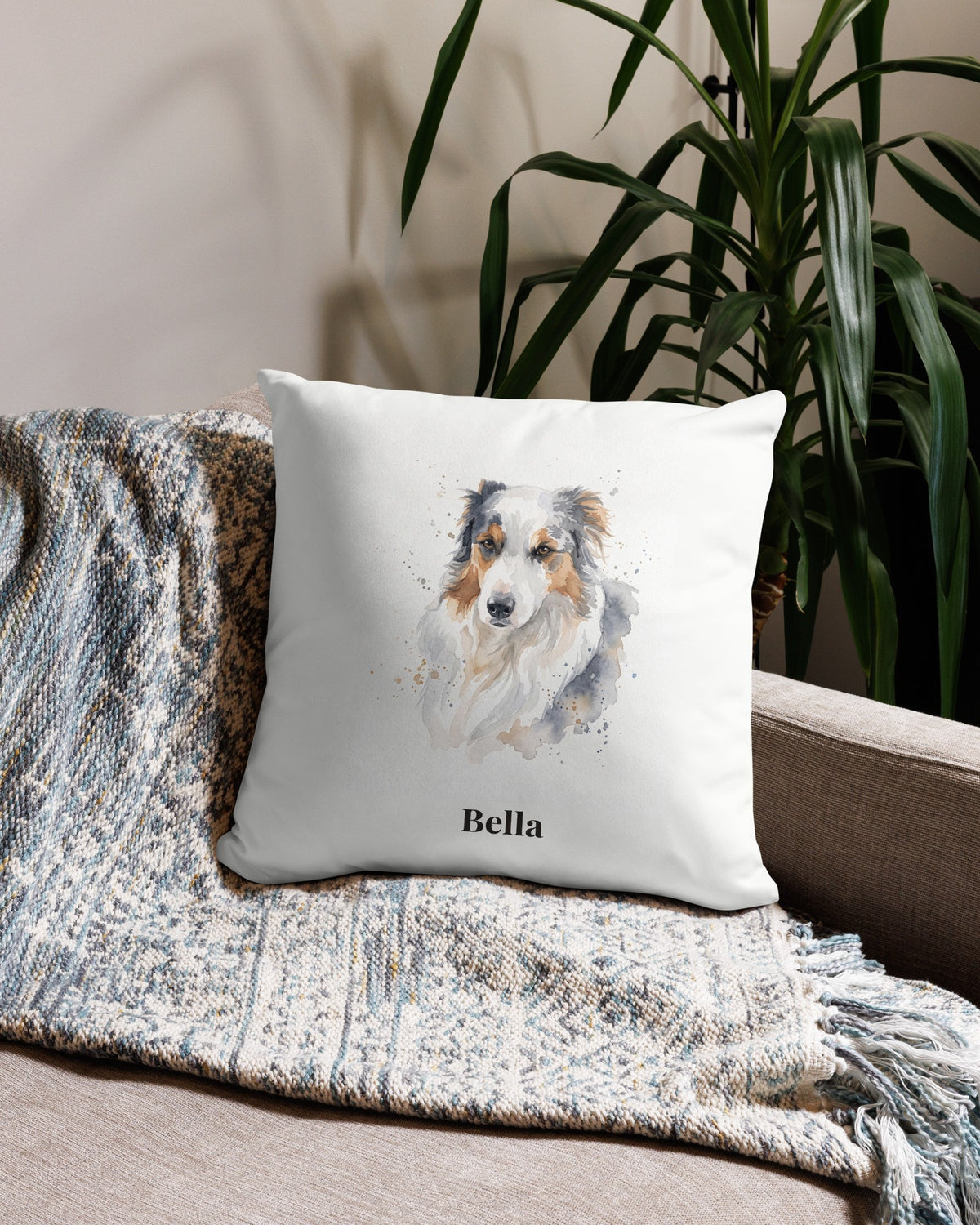 Kissenbezug mit Hundeportrait im Aquarell-Stil und Namen Bella auf dem Sofa