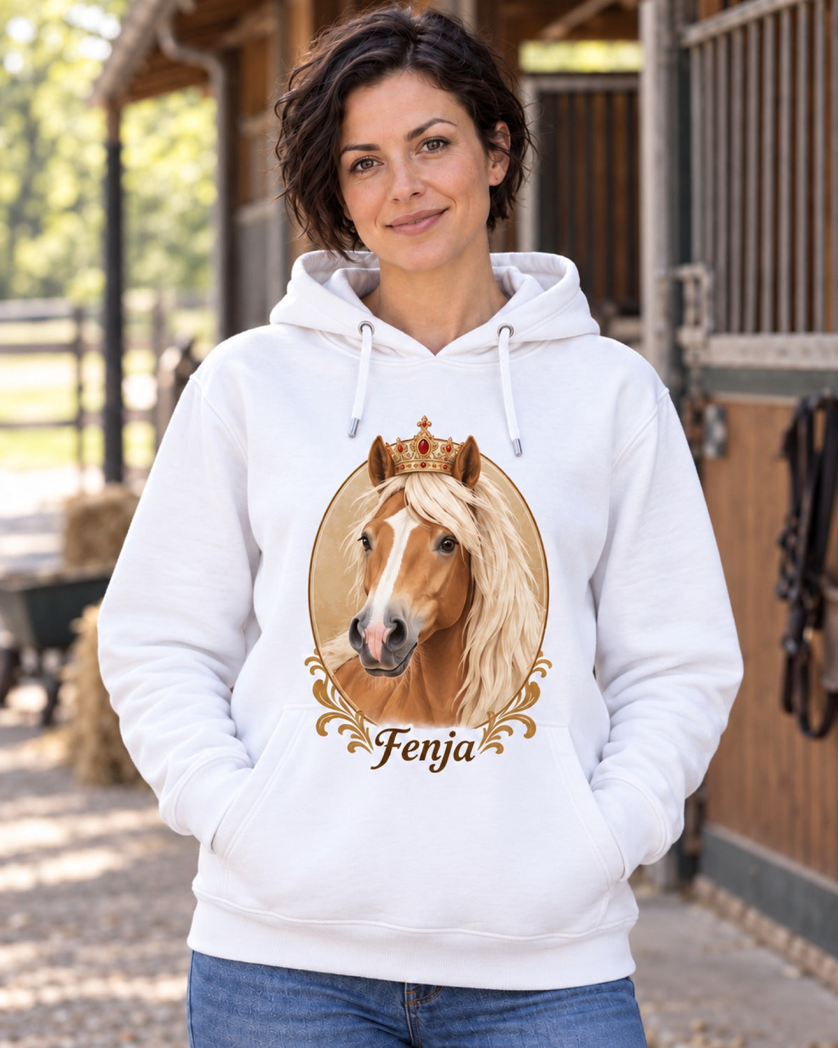 Frau im weißen Hoodie mit Haflinger Fenja als Royalportrait im Stallbüro
