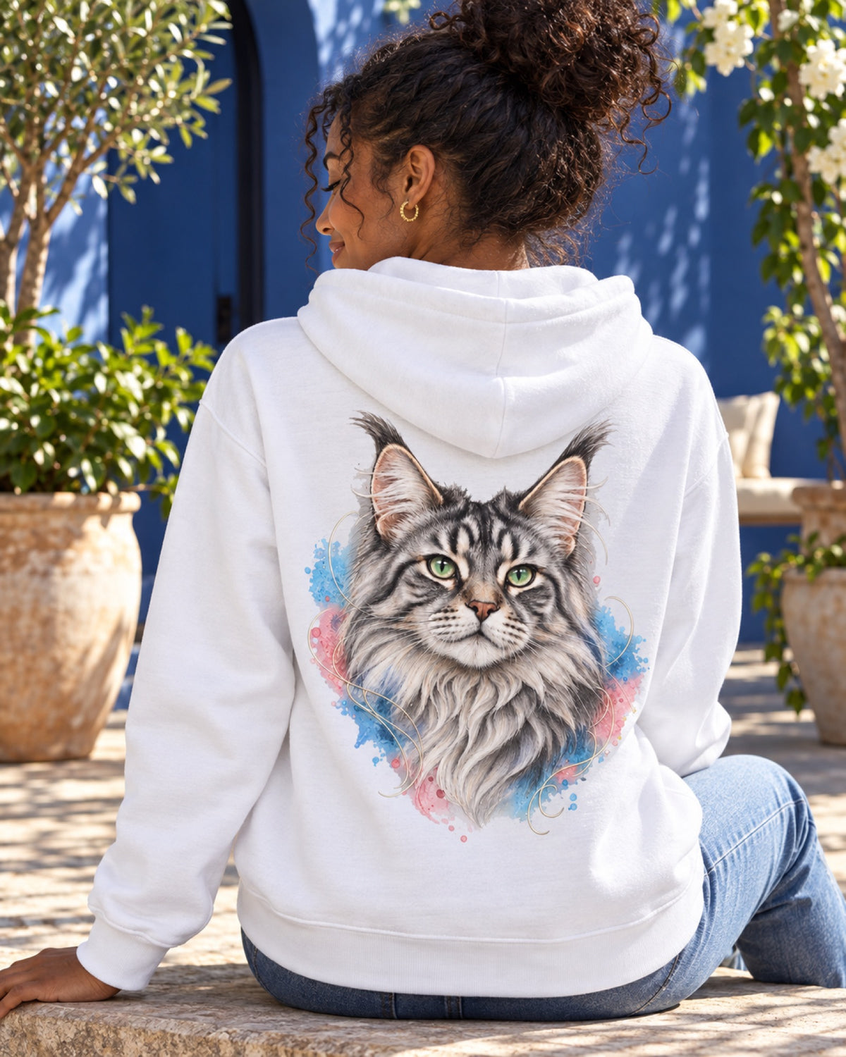 Rückenansicht eines weißen PrintMyPet Edition Katze Hoodies mit festem Maine-Coon-Motiv im blauen Sommeratrium