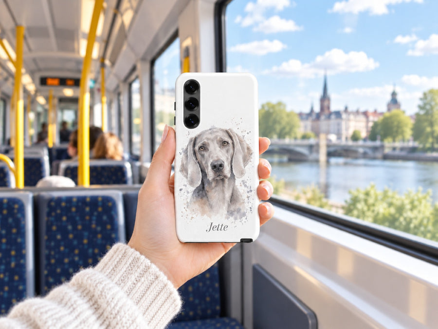 Handyhülle mit Weimaraner als Aquarell und Namen Jette in der Straßenbahn