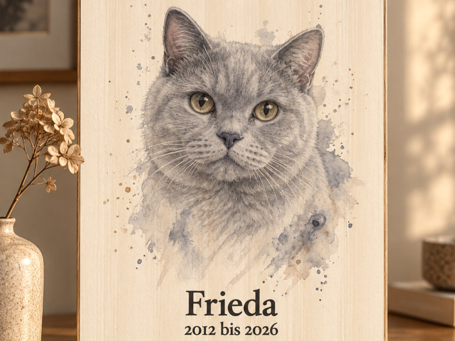 Gedenkbild auf Holz mit grauer Britisch-Kurzhaar-Katze Frieda im Aquarell-Stil, 2012 bis 2026, im Abendlicht