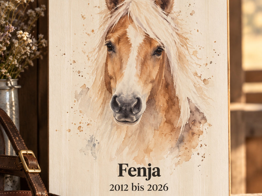 Gedenkbild auf Holz mit Haflinger Fenja im Aquarell-Stil, 2012 bis 2026, neben Halfter im Stall
