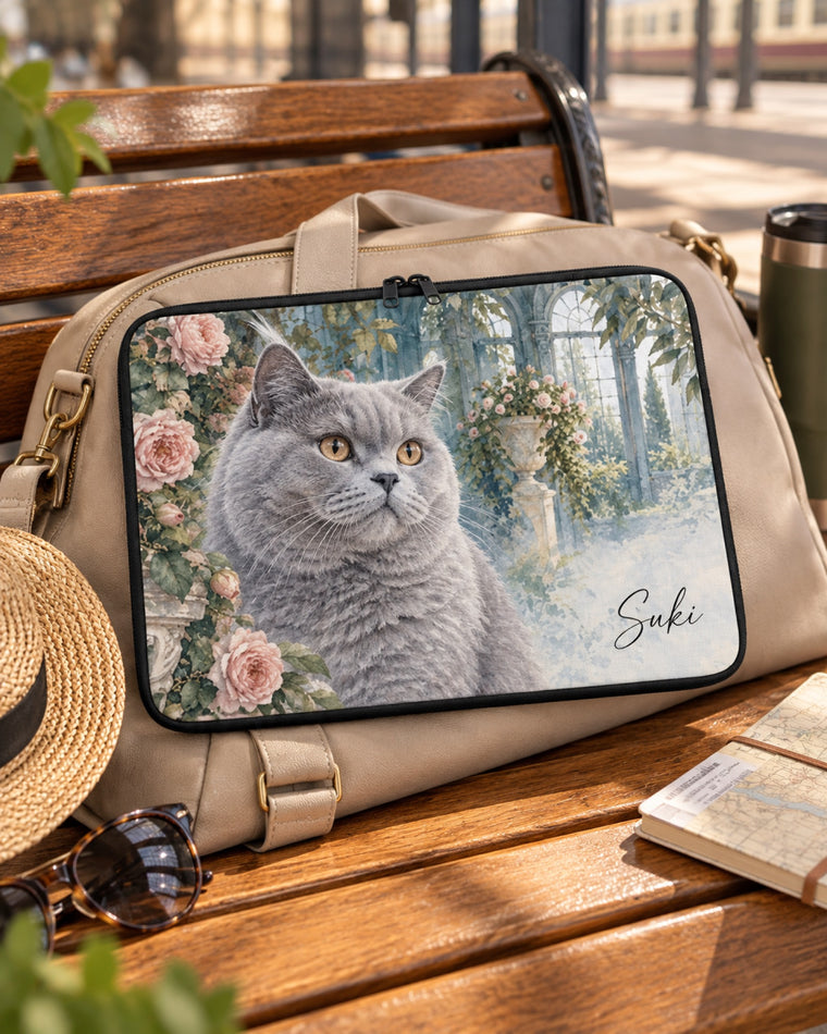 Laptophülle mit Britisch Kurzhaar Suki auf einer Reisetasche im Sommer