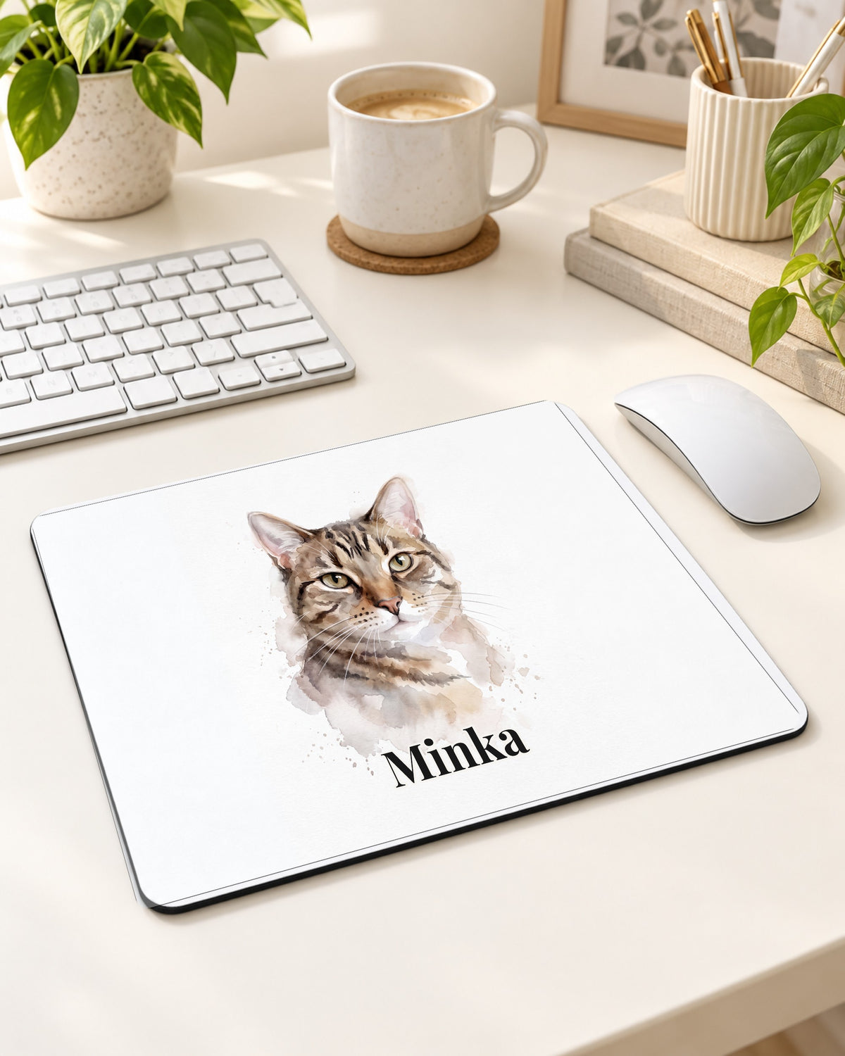 Mauspad mit deiner Katze im Aquarell-Stil mit Namen Minka auf dem Schreibtisch