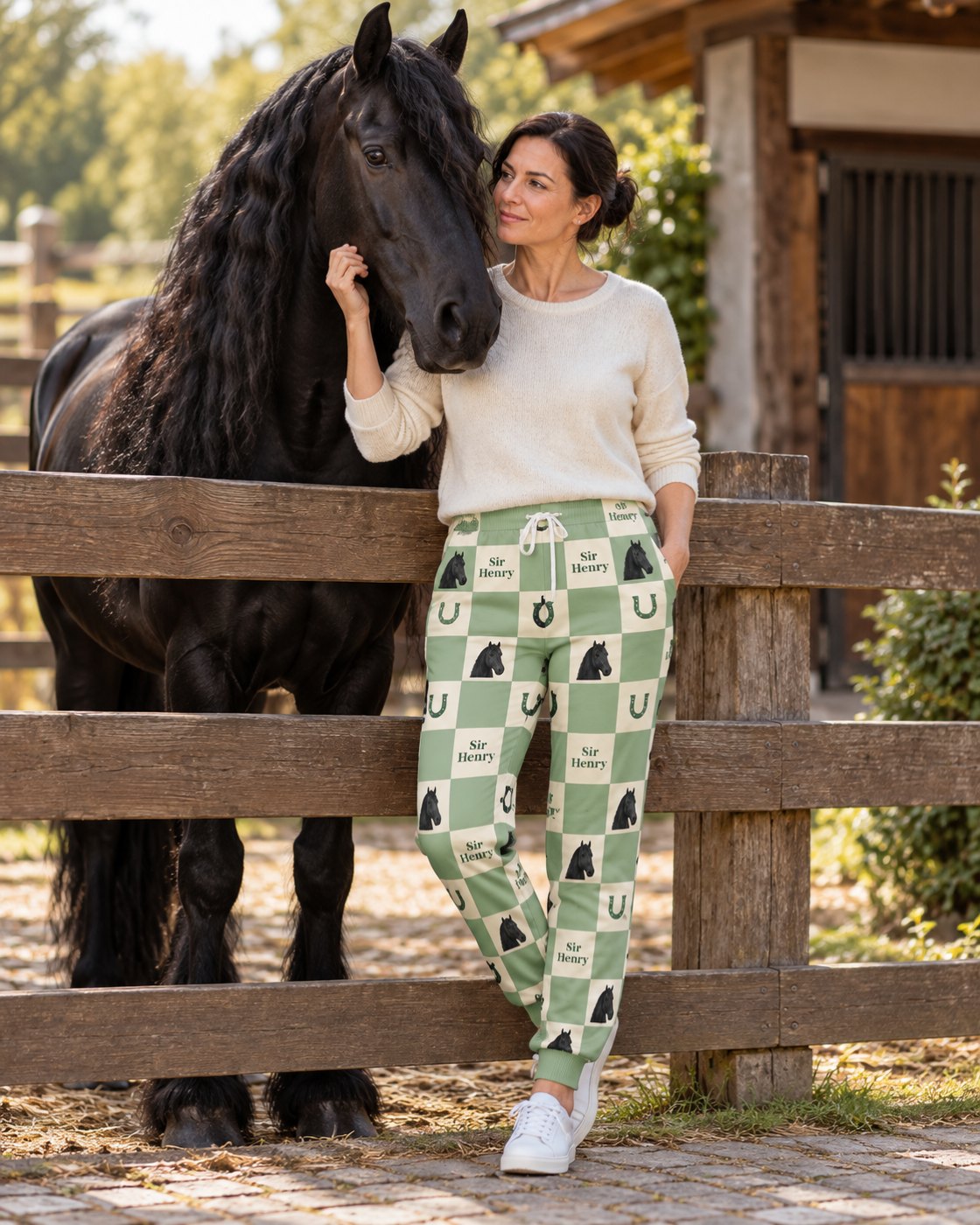 Personalisierte Jogginghose Karo mit Pferdekopf und Name, am Koppelzaun, Pferd Sir Henry