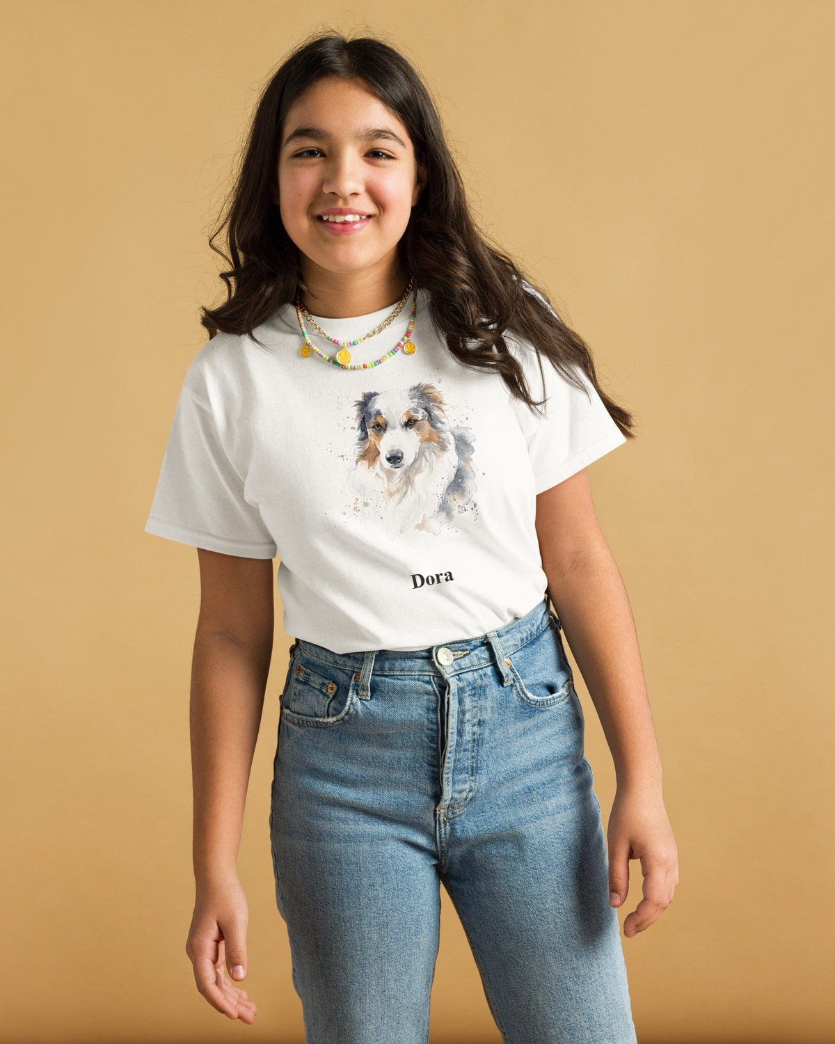 Mädchen im weißen T-Shirt mit Hundeportrait im Aquarell-Stil – Beispielname Dora