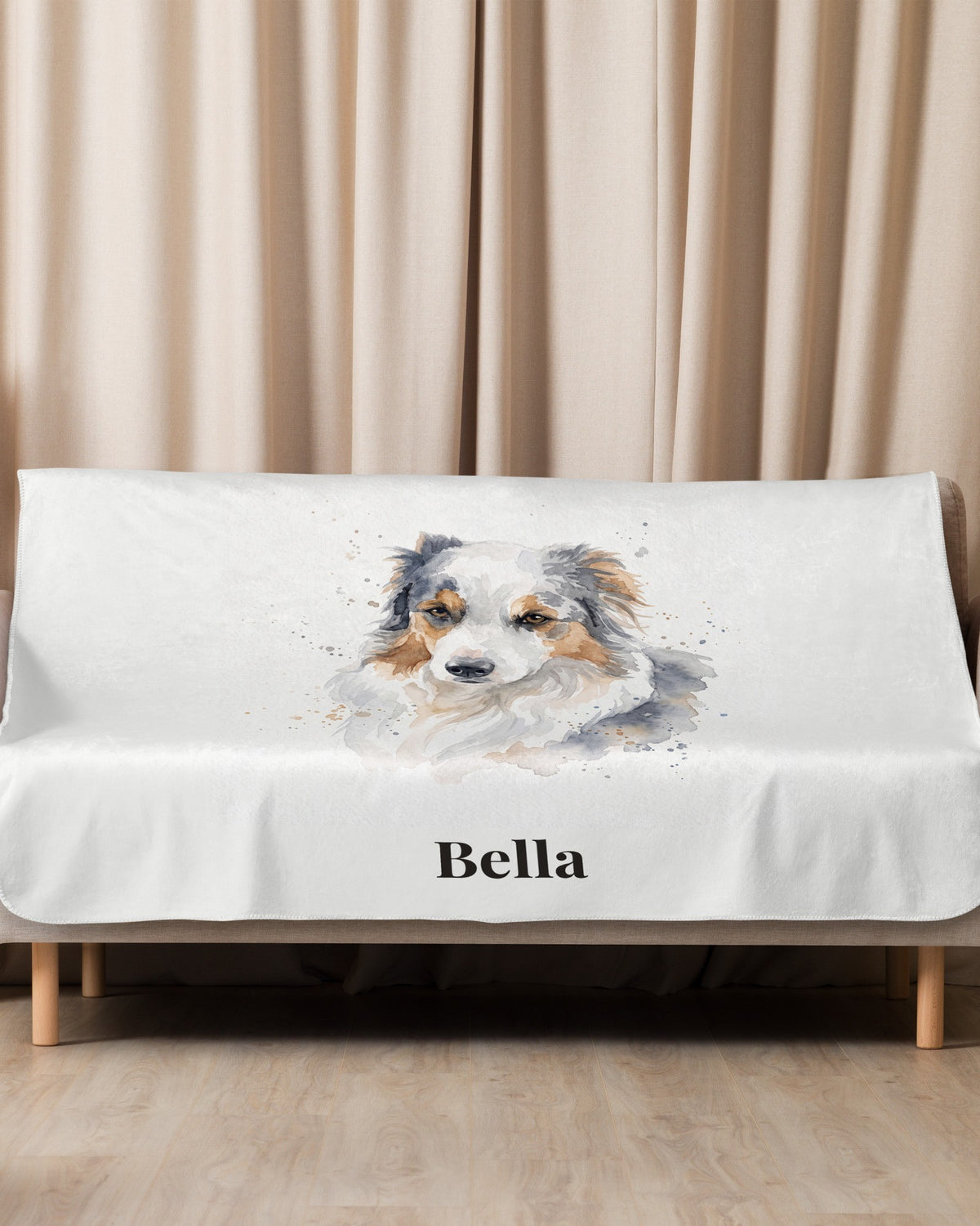 Sherpa-Decke mit Hundeportrait im Aquarell-Stil und Namen Bella auf dem Sofa