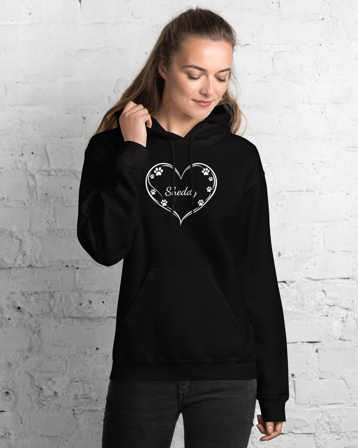 Hoodie Herz mit Pfoten in Schwarz mit dem Namen Sheddy, getragen von einer Frau