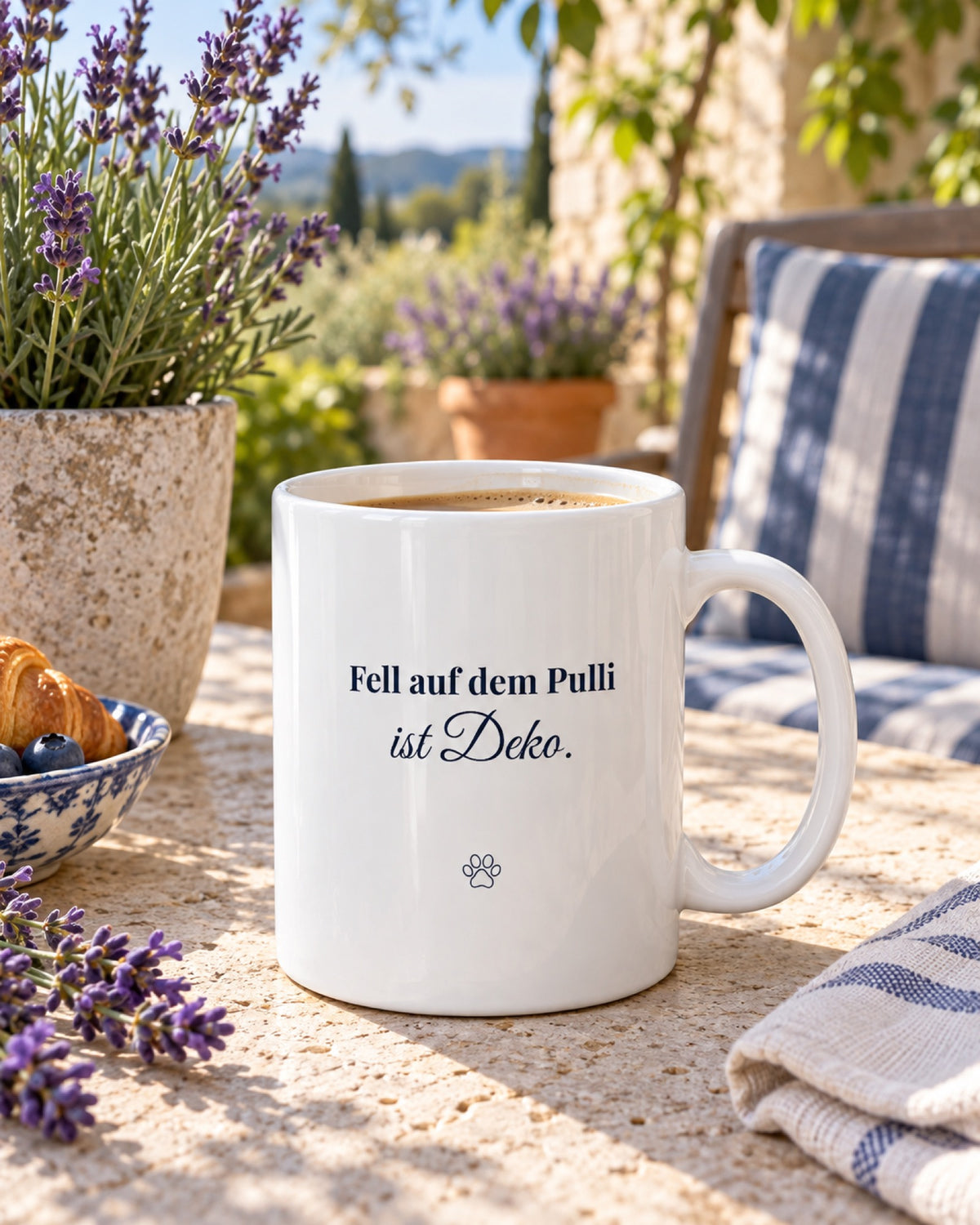 Weiße Keramiktasse Spruchtasse für Hundemenschen auf einem Gartentisch neben Lavendel