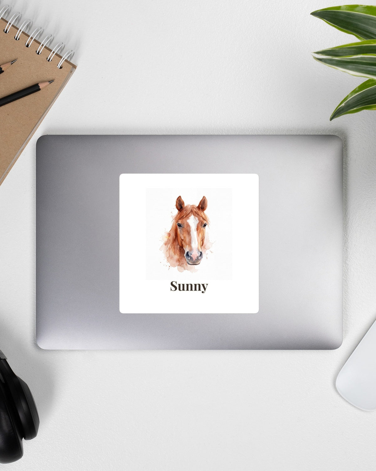 Sticker mit deinem Pferd im Aquarell-Stil mit Namen Sunny auf dem Laptop