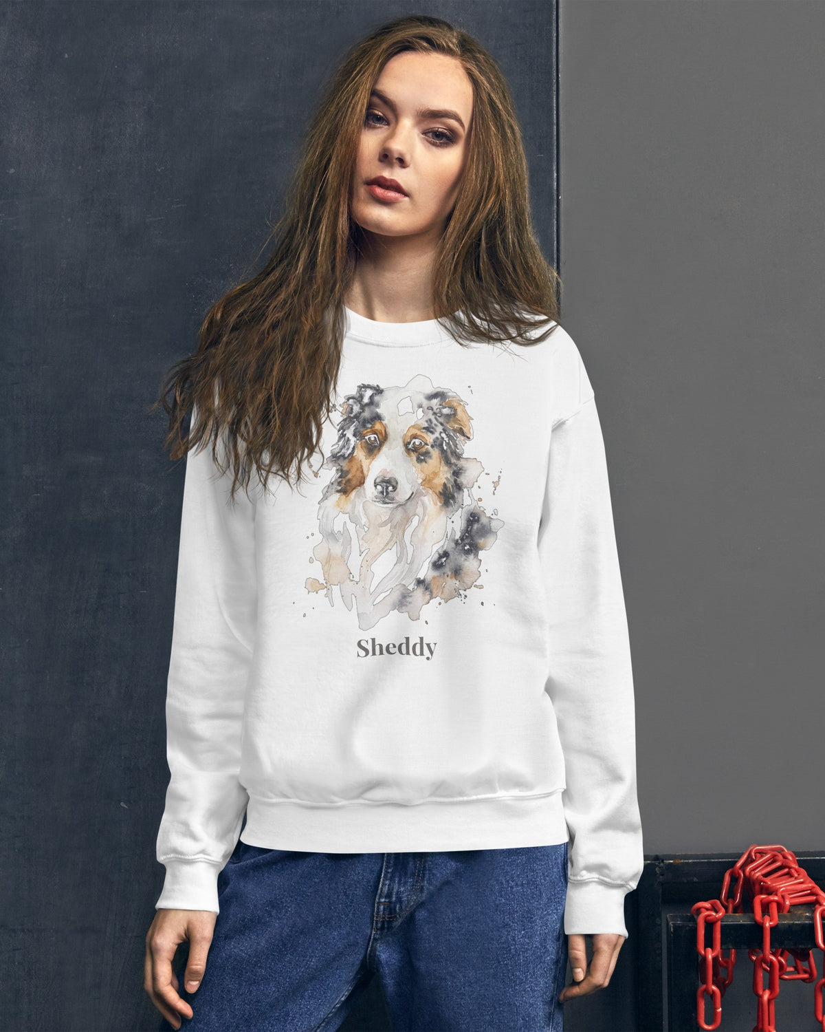 Sweatshirt in Weiß mit Portrait von einem Australian Shepherd im Stil Aquarell und dem Namen Sheddy, getragen von einer Frau