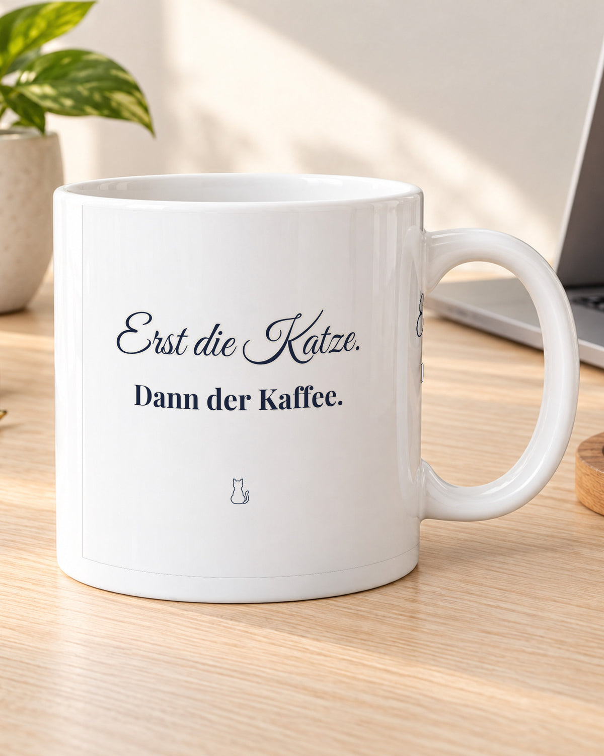 Spruchtasse für Katzenmenschen, Erst die Katze. Dann der Kaffee. am Schreibtisch