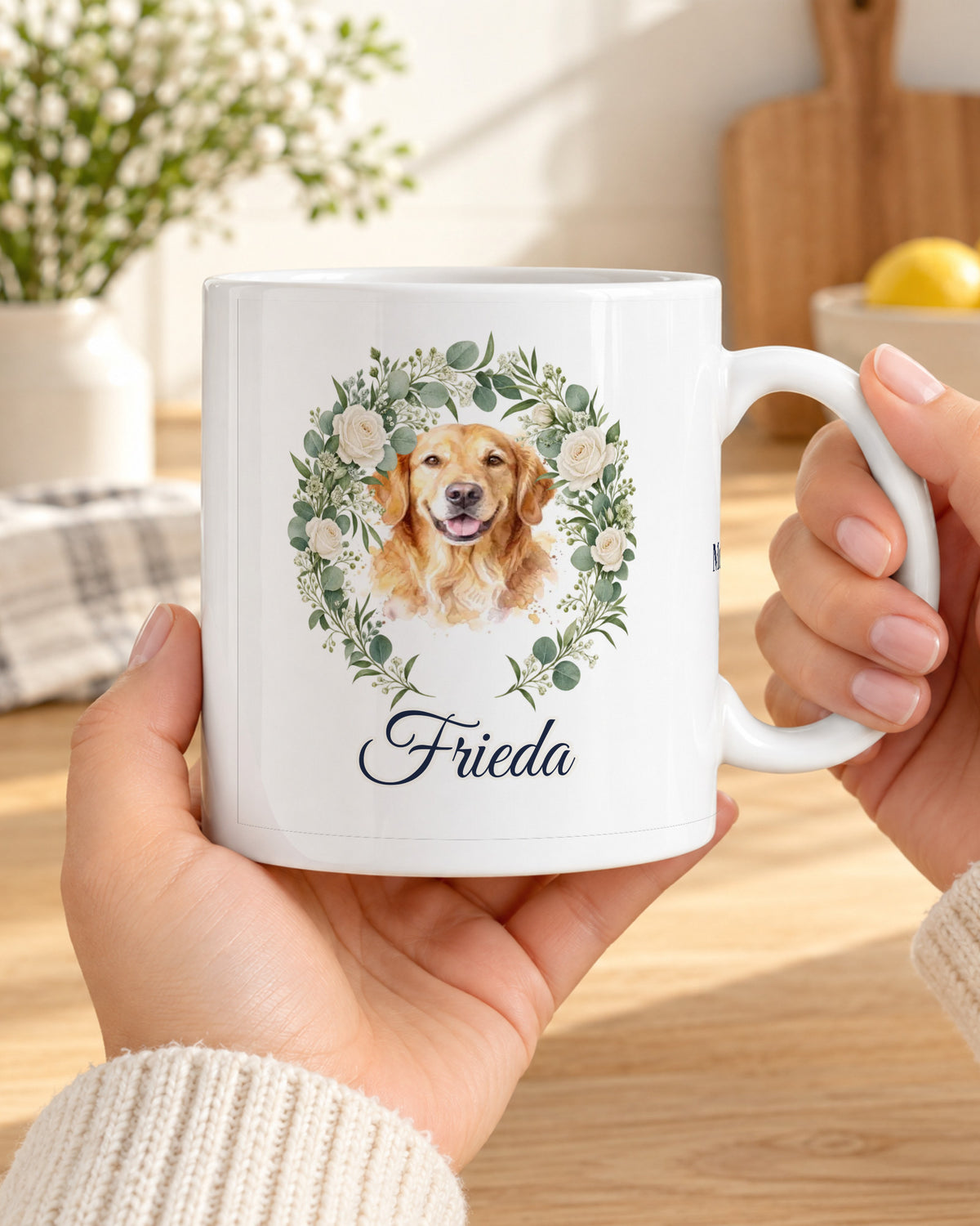 Blütenkranz-Tasse mit deinem Tier und Namen, Blütenkranz in Salbei in den Händen