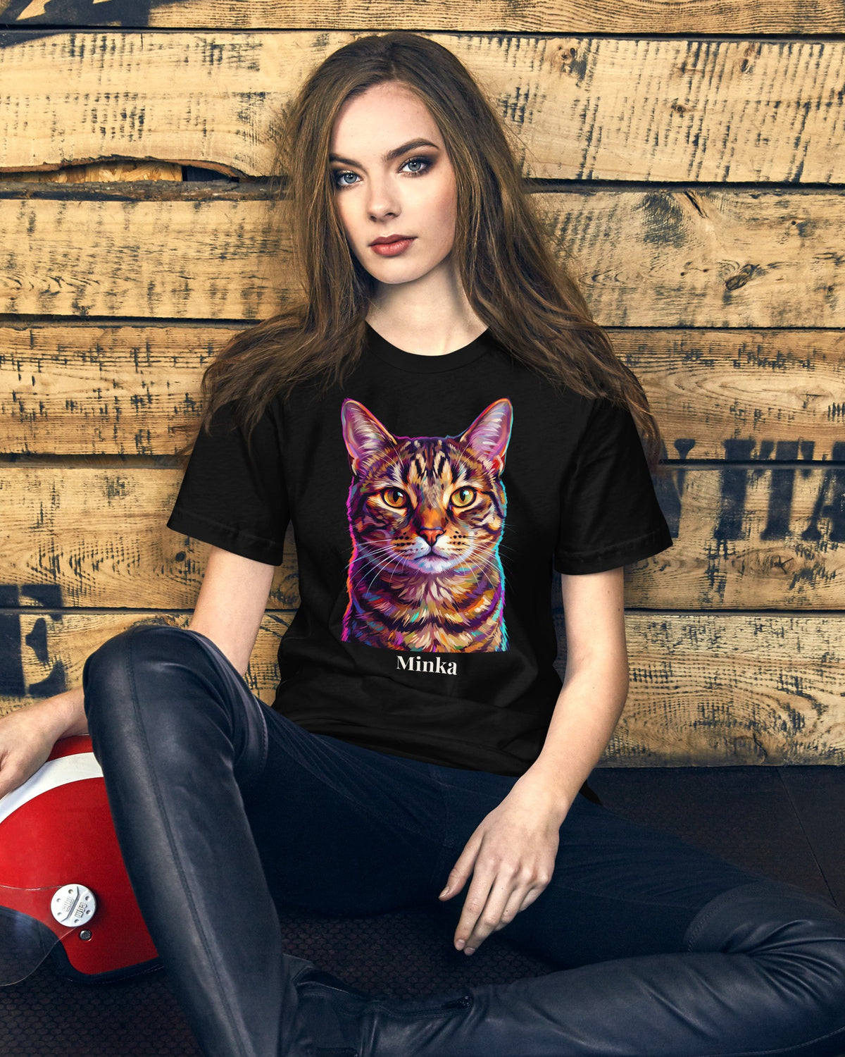 T-Shirt in Schwarz mit Portrait von einer Tigerkatze im Stil Pop-Art und dem Namen Minka, getragen von einer Frau