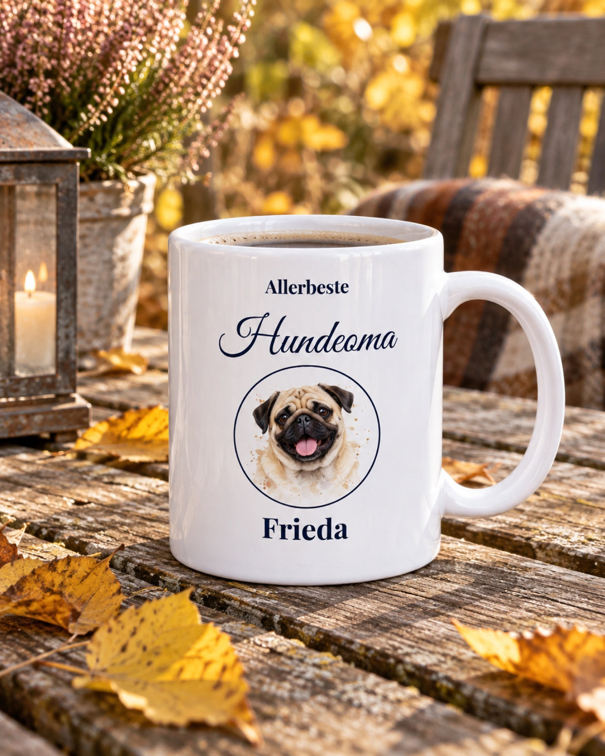 Weiße Keramiktasse Tasse für Hundeoma und Hundeopa mit Foto auf einem Gartentisch im Herbst mit Mops Frieda