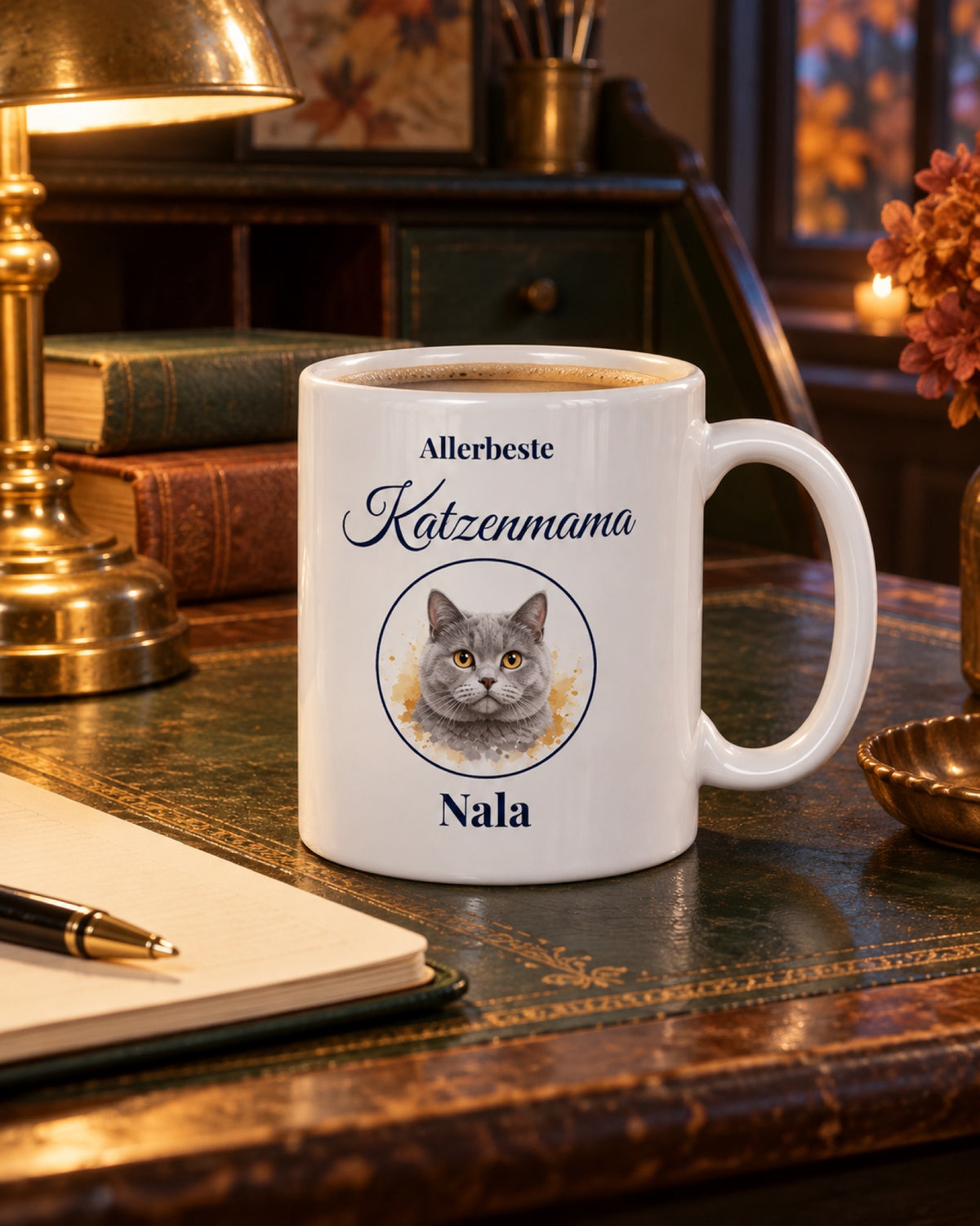 Weiße Keramiktasse Tasse Katzenmama und Katzenpapa mit Foto auf einem dunkelgrünen Sekretär mit Britisch Kurzhaar Nala