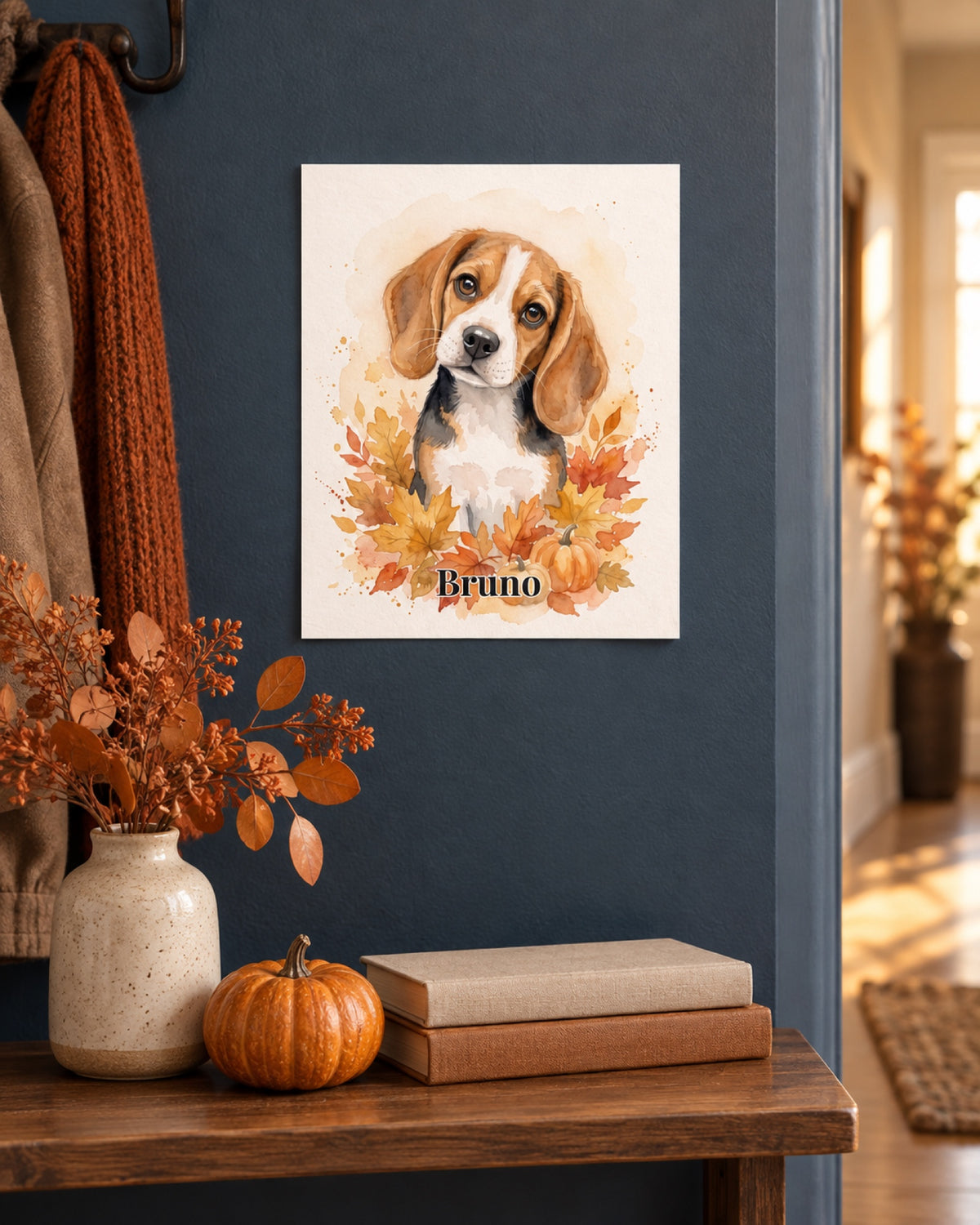 Ungerahmtes Poster mit Beagle Bruno in einer Lifestyle-Szene: dunkelblaue Flurwand im Herbst, Poster ungerahmt über einer schmalen Ablage mit getrockneten orangefarbenen Zweigen