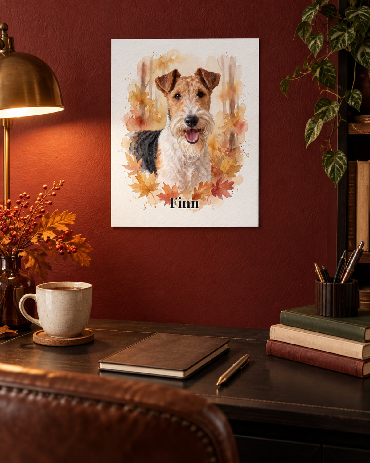 Ungerahmtes Poster mit Rauhaar-Foxterrier Finn in einer Lifestyle-Szene: dunkelrotes Arbeitszimmer im Herbst, ungerahmtes Poster über einem schwarzen Schreibtisch
