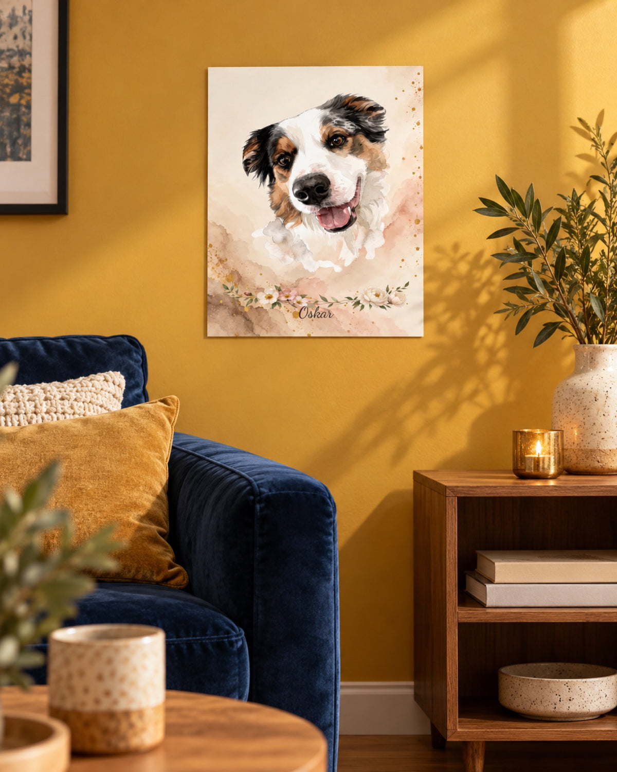 Ungerahmtes Poster mit Australian Shepherd Oskar in einer Lifestyle-Szene: safrangelbes Wohnzimmer mit dunkelblauem Samtsofa, kleines ungerahmtes Poster über niedrigem Seitenregal