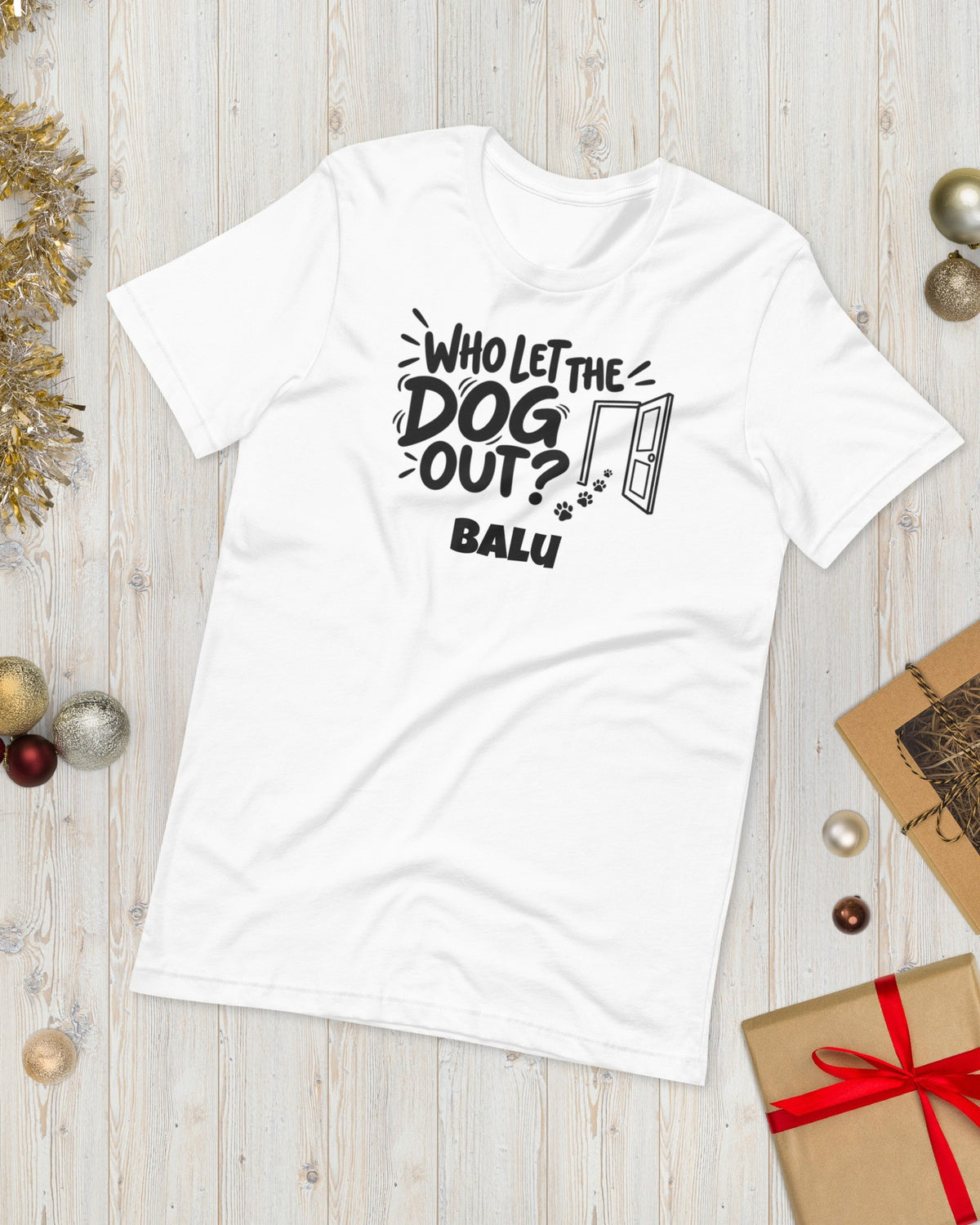 T-Shirt Who Let The Dog Out in Weiß mit Namen Balu, weihnachtlich auf Holz gelegt